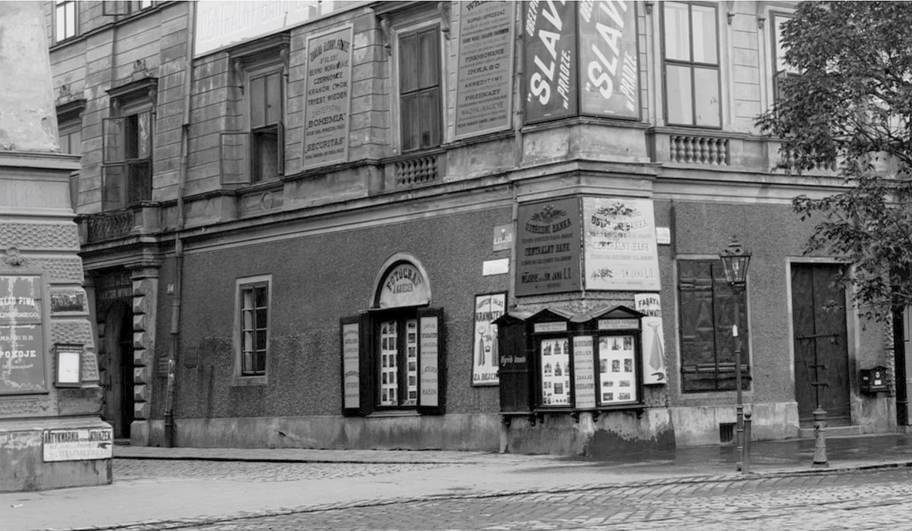 Zakład fotograficzny Kriegerów przy ulicy św. Jana w Krakowie w 1912 roku.