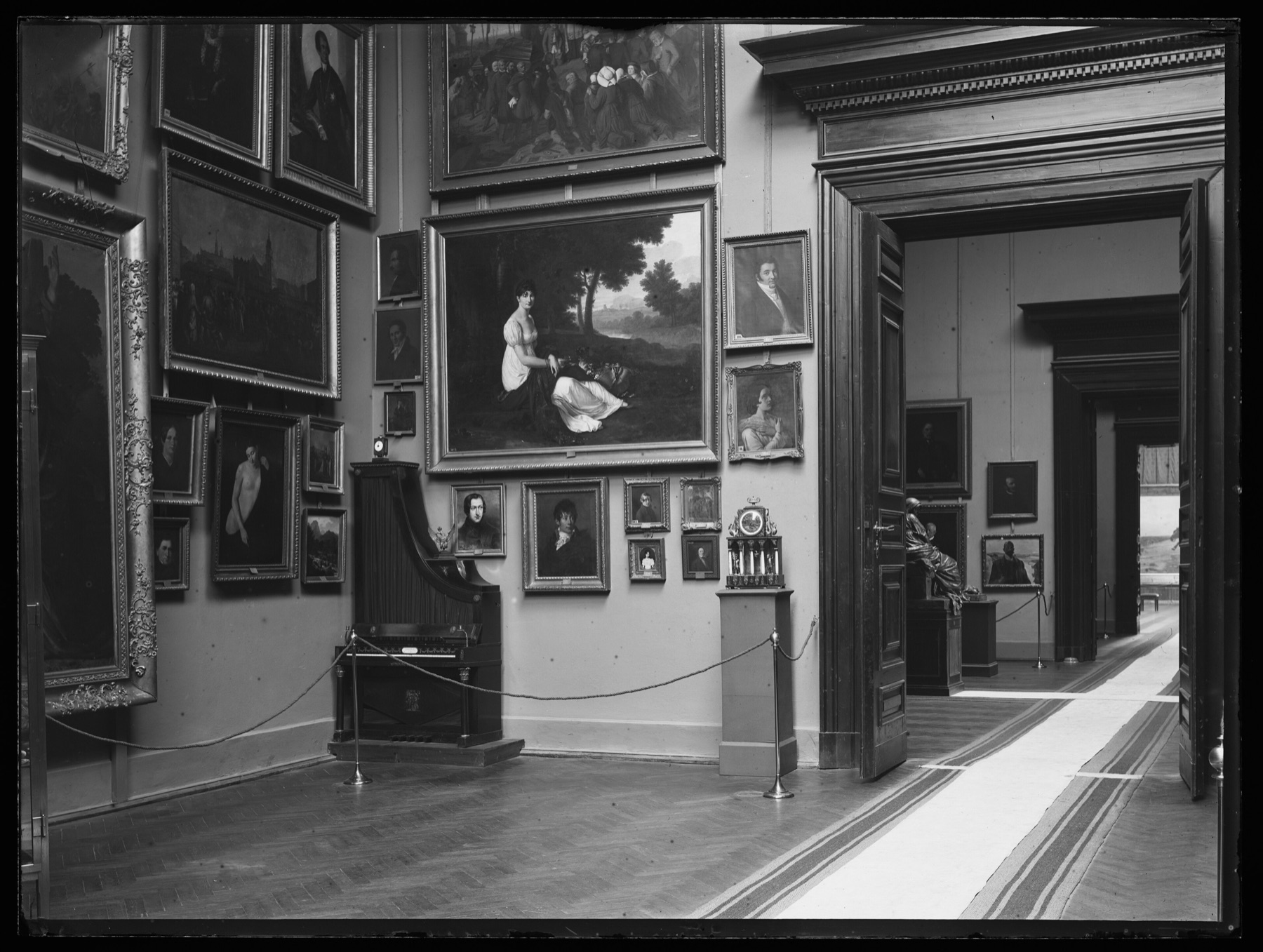 Sala Matejkowska w Galerii Sztuki Polskiej w Sukiennicach około 1900 roku.